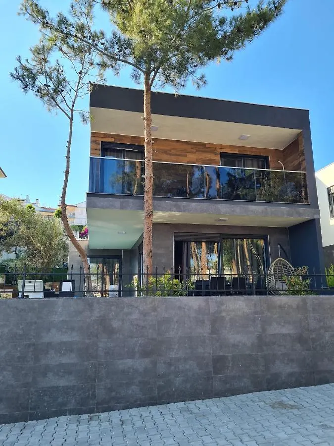 Oezel Havuz Ve Deniz Manzarali Yeni Villa Kusadasi 0*,