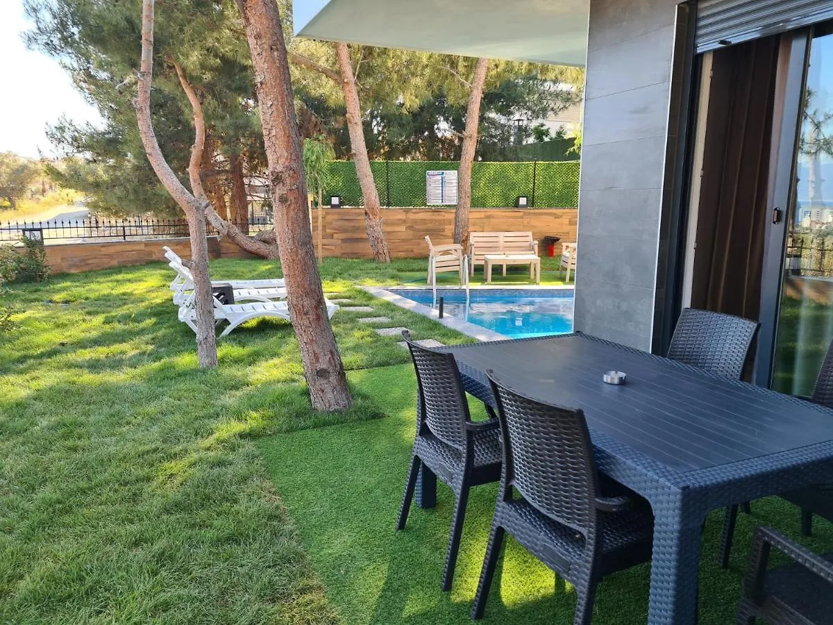 Oezel Havuz Ve Deniz Manzarali Yeni Villa Kusadasi Turkey