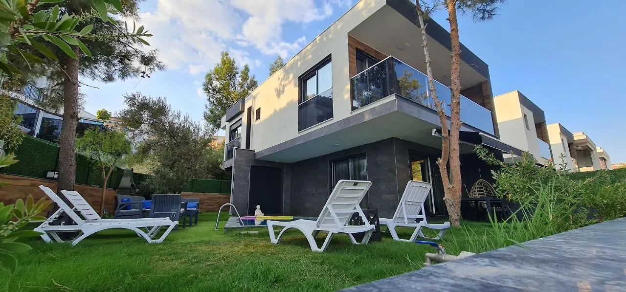 Oezel Havuz Ve Deniz Manzarali Yeni Villa Kusadasi Turkey